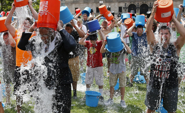 今、大流行！アイス・バケツ・チャレンジ（Ice bucket challenge）!